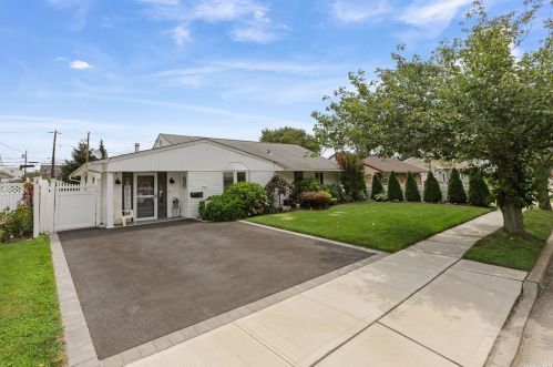 14 Millpage Dr, Bethpage, NY 11714-4809