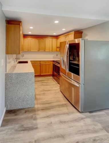 6 Boone St, Bethpage, NY 11714-4115