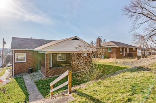 212 Paul Dr, New Kensington PA  15068-2907 exterior