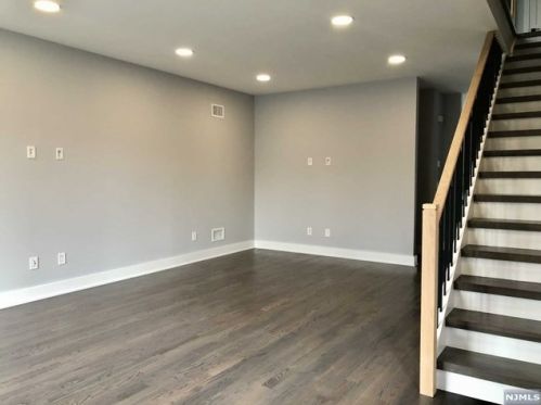 139 Philip Ave, Elmwood Park NJ  07407-2136 exterior