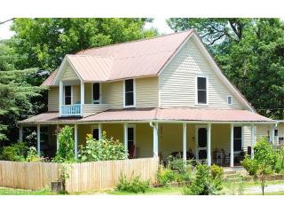 536 Trade St, Tryon, NC 28782-5597