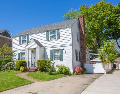 18 Cornell Dr, Great Neck, NY 11020-1125