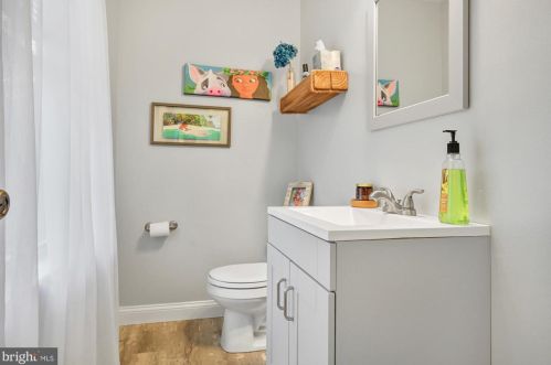 28 Deep Holw Ln, Lancaster PA  17603-7418 exterior