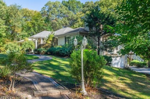 5 Round Hill Ter, Kinnelon NJ  07405-3217 exterior