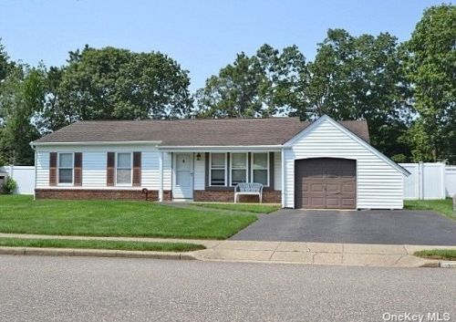 120 Singingwood Dr, Holbrook, NY 11741-3012