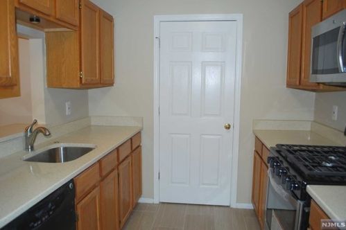 1041 Cumberland Ct, Mahwah NJ  07430-1361 exterior