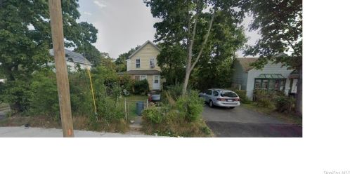 402 Oak St, Copiague, NY 11726-3112
