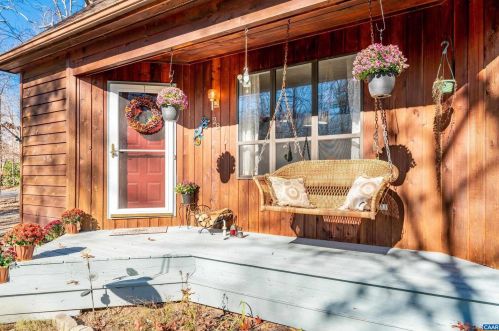 28 Pinehurst Rd, Bybee, VA 22963-3042