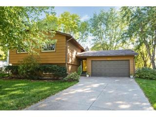 1074 Churchill Cir, Saint Paul, MN 55126-5902