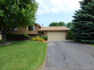 17370 Grove Ave, Lakeville, MN 55044-9562