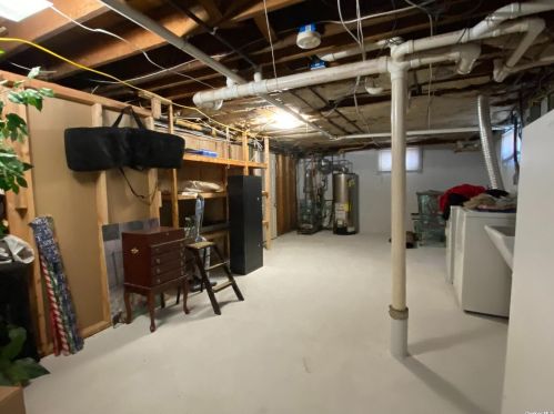 672 Larkfield Rd, Elwood NY  11731-5914 exterior