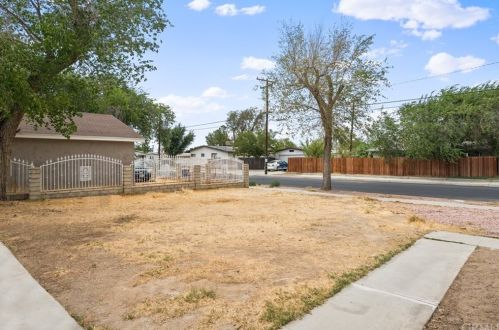 802 Avenue, Lancaster CA 93536 exterior