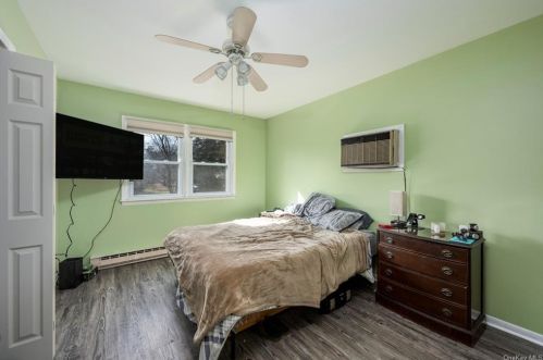 35 Montfort Rd, New Hamburg NY  12590-3520 exterior
