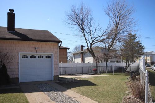 3 Broadway, Westbury, NY 11590-4011