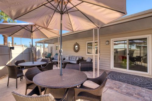70 Santa Monica St, Palm Springs CA  92264-5257 exterior
