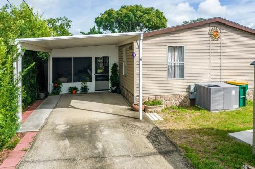 1525 Pleasant St, Tavares FL  32778-4001 exterior