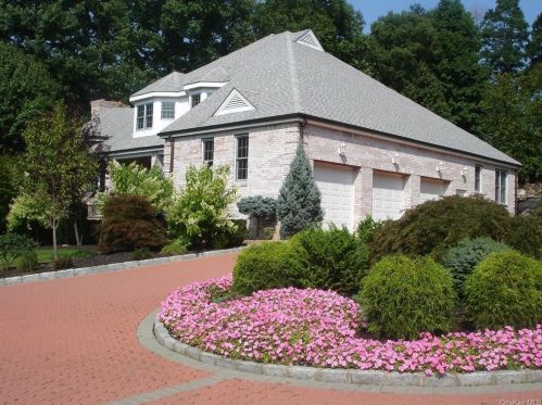 4 Avery Ct, White Plains, NY 10604-1100