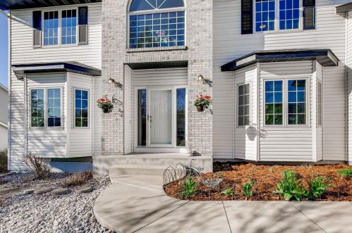 1896 White Oak Dr, Chaska, MN 55318-2878