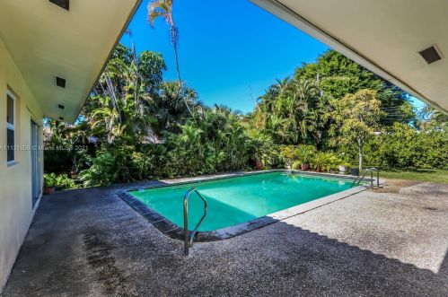 712 10th Ave, Hollywood FL  33019-1903 exterior