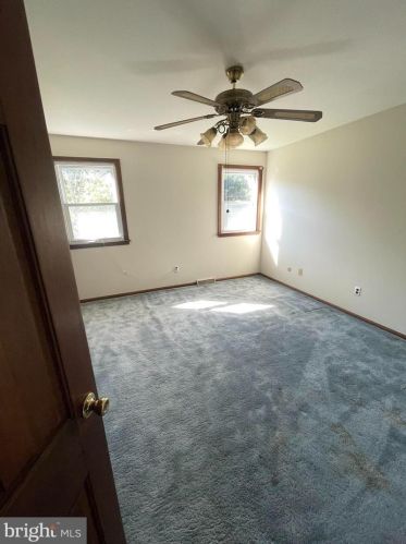 19 Running Brook Rd, Glen Mills, PA 19342-1218