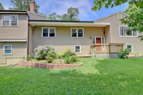 11 Upper State St, North Haven, CT 06473-1233