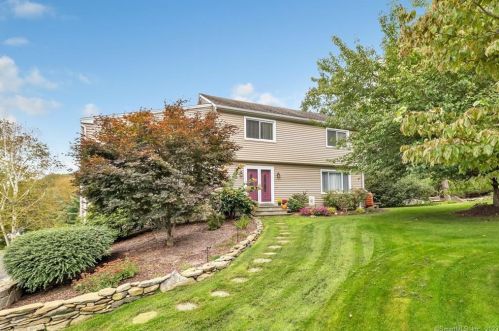 138 Village Dr, Huntington, CT 06484-1770