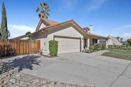 1711 Mantelli Dr, Gilroy, CA 95020-7447