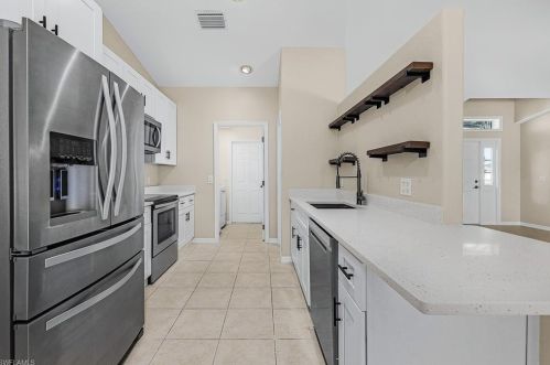 2905 4th Pl, Cape Coral, FL 33909-6804