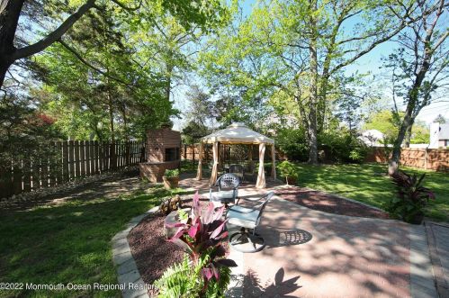 9 Maplewood Dr, Middletown NJ 07748-1543 exterior