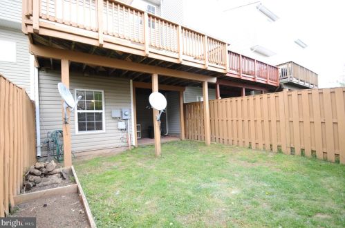 209 Hawks View Sq, Leesburg VA  20175-4103 exterior