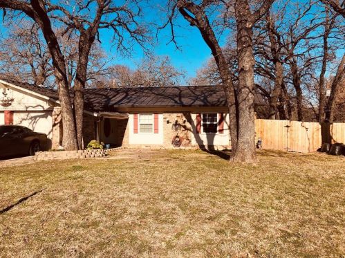 1025 Gladstone Ave, Azle, TX 76020-3619