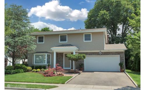18 Sagamore Way, Muttontown, NY 11753-2318