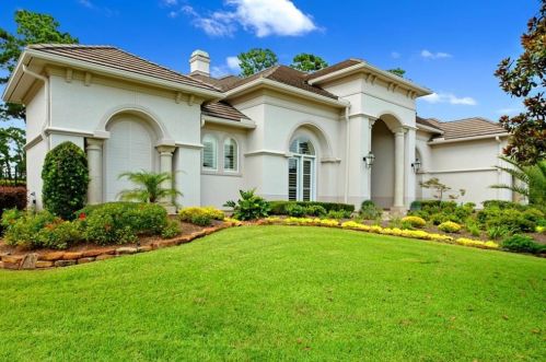 8 Golf Links Ct, Humble, TX 77339-5335