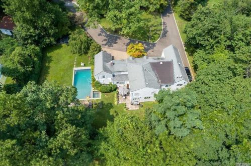 6 Dwight Ln, Great Neck, NY 11024-1604