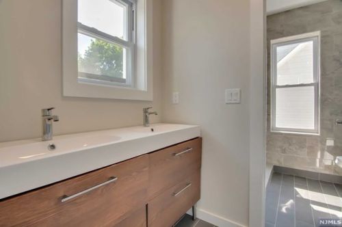 29 Niagara St, Dumont NJ  07628-3405 exterior