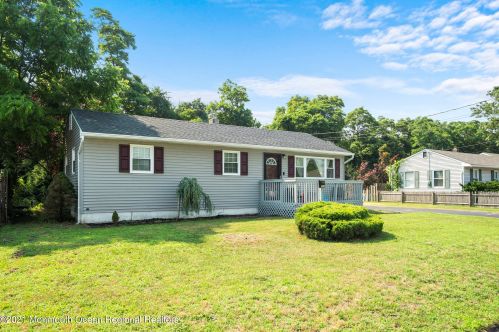 283 Leswing Dr, Bricktown, NJ 08723-6870
