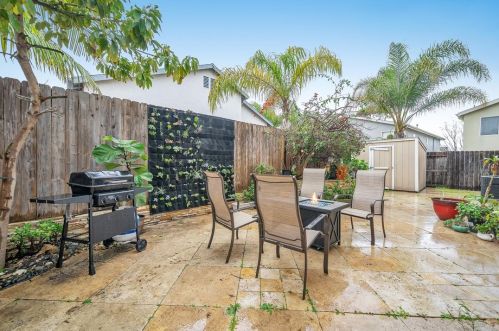 17609 Catalpa Way, Long Beach, CA 90746-7495