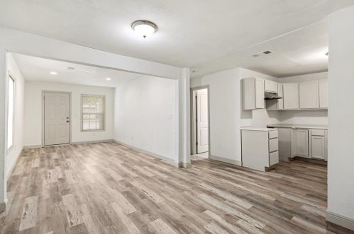 2805 Walker St, Fort Worth, TX 76105-4413
