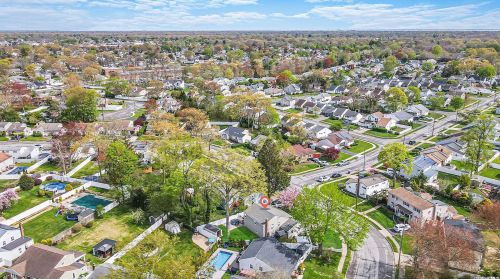 5 Victoria Rd, Babylon NY  11703-1406 exterior