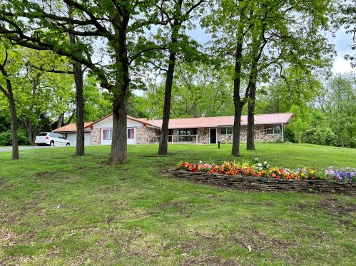 21530 Lochleven Ln, Waukesha, WI 53146-4736