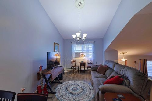 20 Hemlock Ct, Fishkill NY  12524-2618 exterior