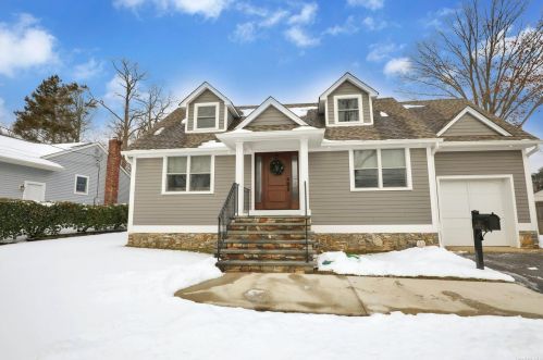 33 Summitview Dr, Bayville, NY 11709-1828