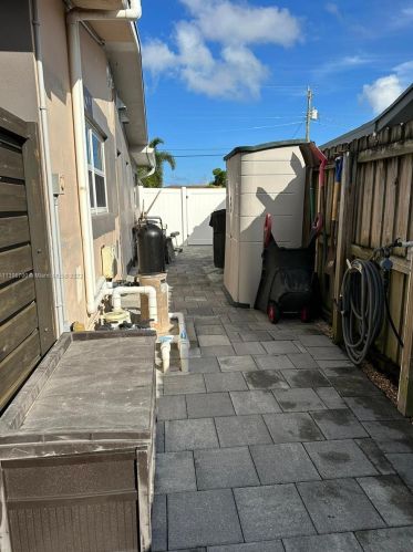 935 Nautilus Isle, Dania Beach FL  33004-2356 exterior