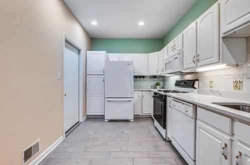 131 Canter Ln, Gibsonia, PA 15044-7810