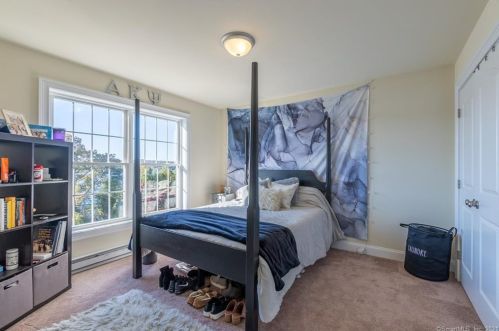 611 Military Hwy, Groton CT 06340-2468 exterior