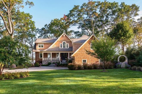 4 Bevin Rd, Northport, NY 11768-1135
