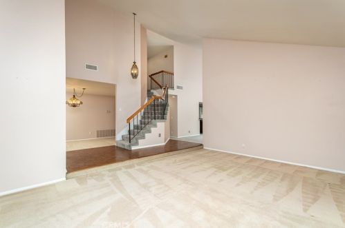 3125 Emerald Isle Dr, Glendale, CA 91206-1012