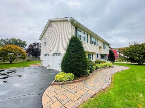 27 Wakeley St, Huntington CT 06484-4511 exterior