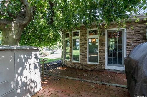 177 Continental Ave, Elwood, NY 11731-5919