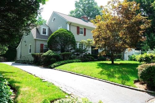 107 Garden St, Great Neck, NY 11021-3826
